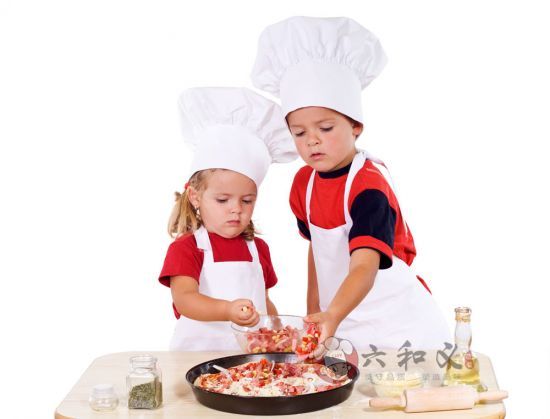 东莞餐饮刮起“宝宝风” 卖点是机器人当服务员