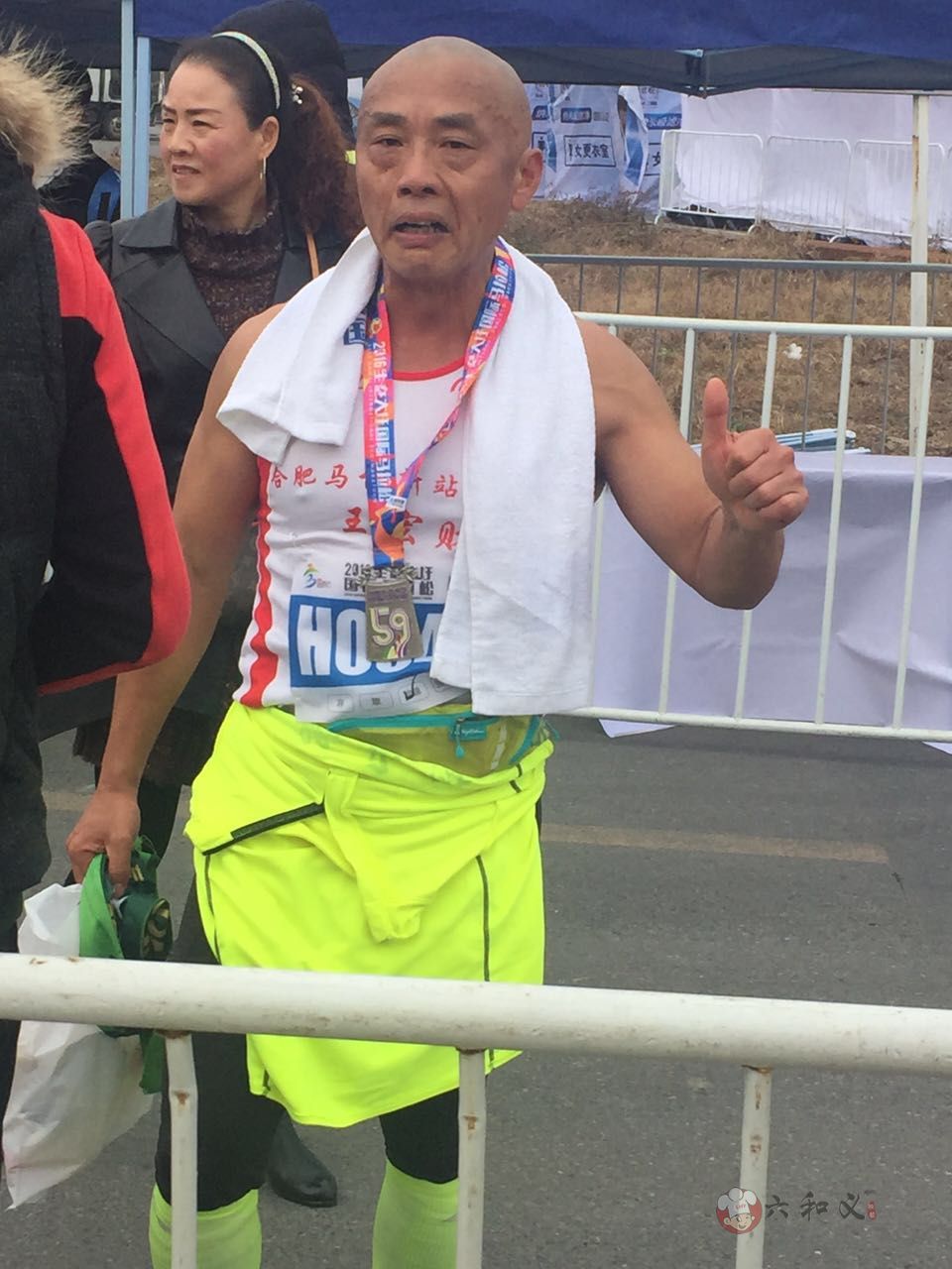 60多岁老大爷依然坚持跑完全程 60多岁老大爷依然坚持跑完全程