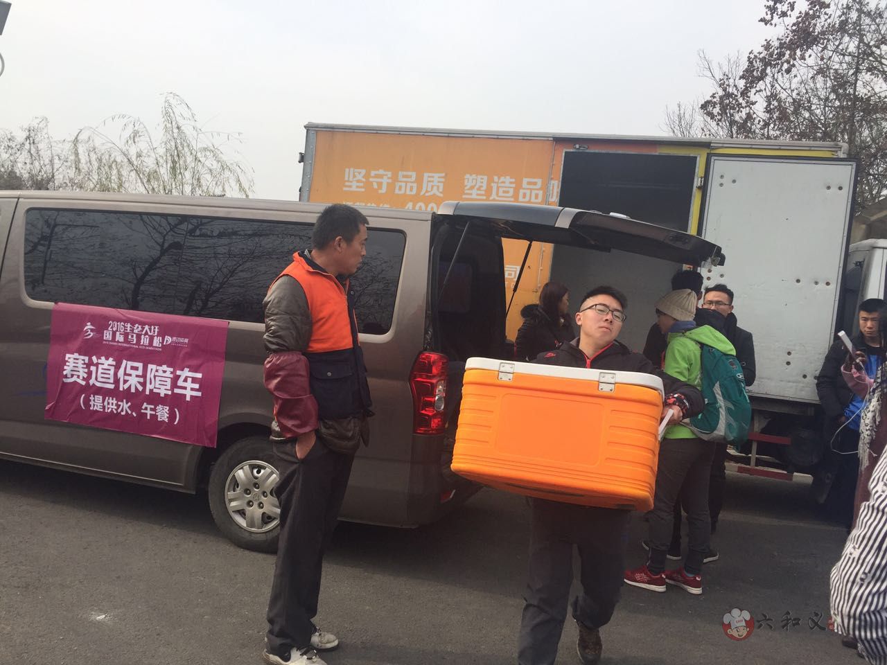 志愿者美女在分发摩登7快餐