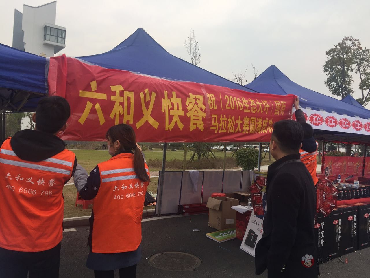 摩登7的员工在布置现场 摩登7的员工在布置现场