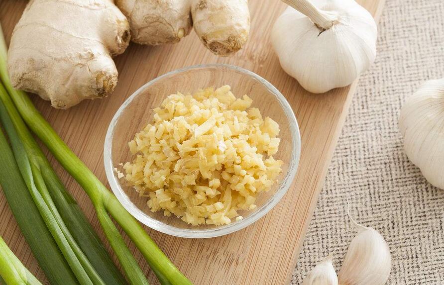 这样做葱姜蒜保持新鲜，再也不发芽！