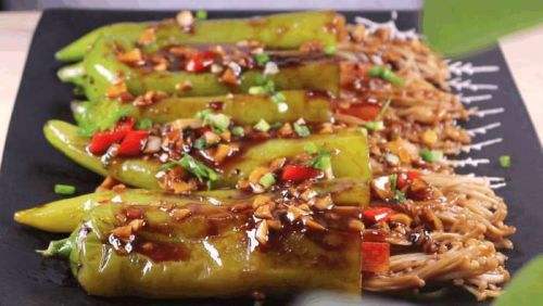 青椒酿金针菇的私房菜做法，超级下饭！