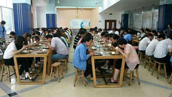 集体用餐，就找广东摩登7快餐