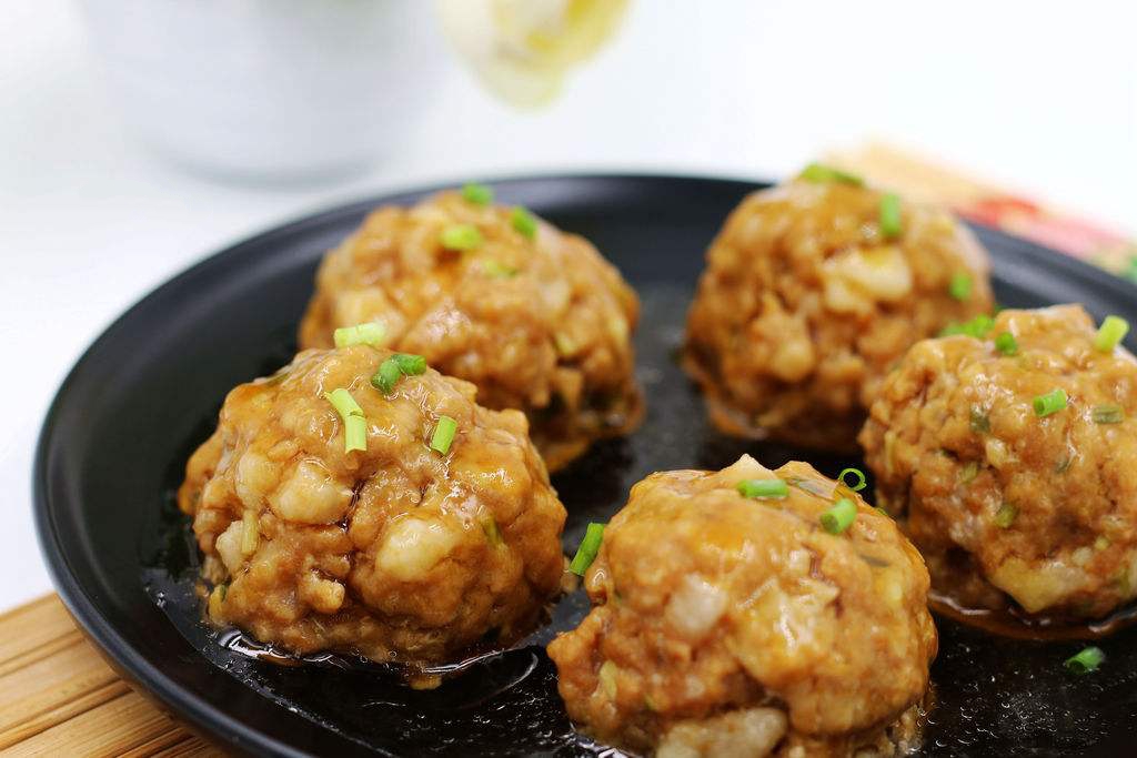 几步做出和饭店里一样美味的红烧鹌鹑蛋肉丸 