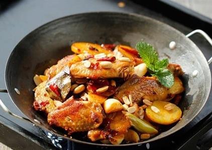 今天教给大家【麻辣鸡翅香锅】的做法，爱吃鸡翅的学起来