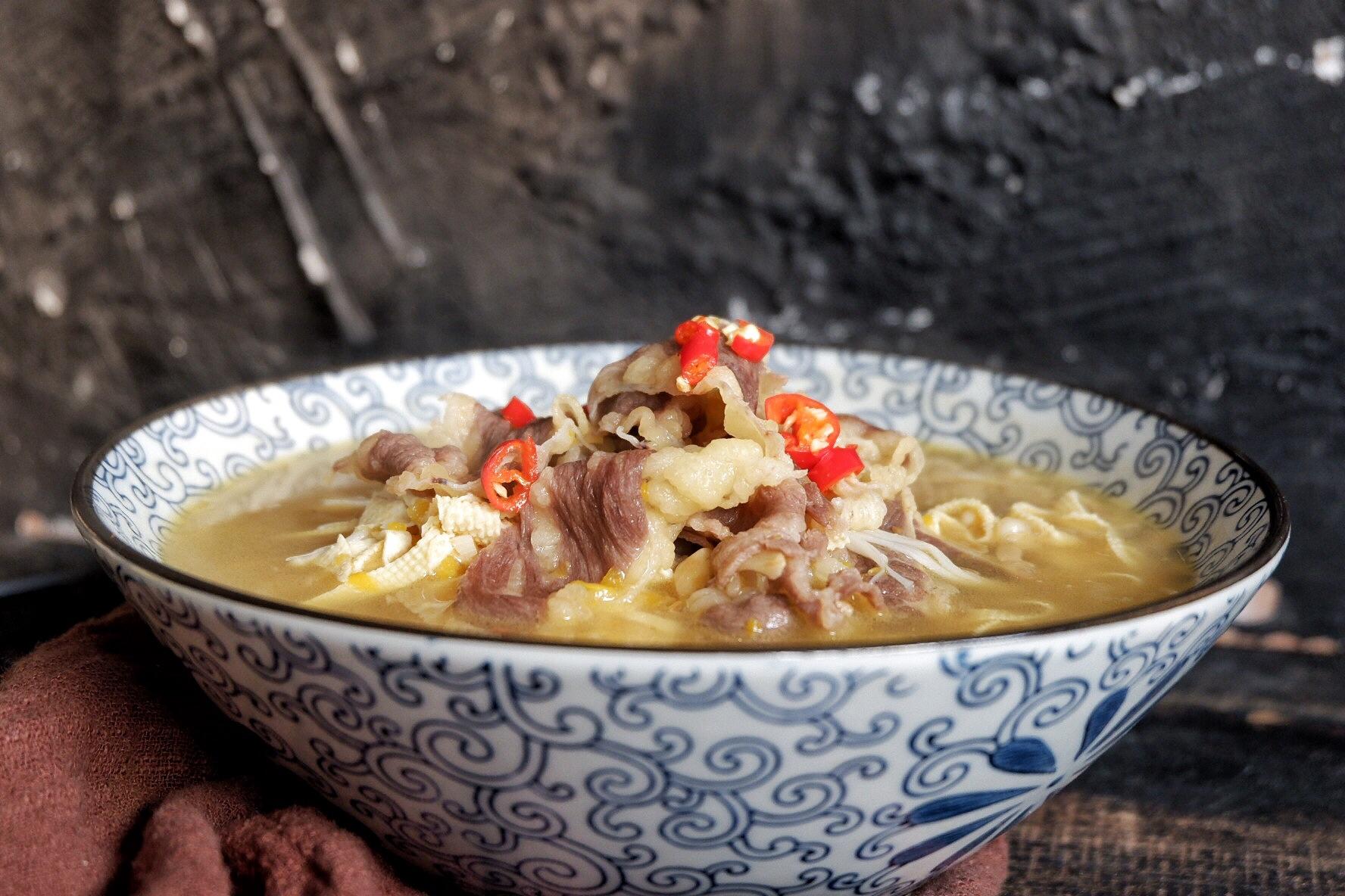 吃火锅剩下的牛肉卷做成酸汤肥牛，超级下饭好吃