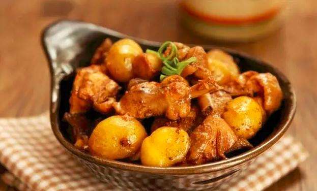 家常菜板栗烧鸡的做法，又简单又好吃！