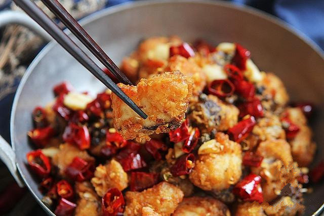 草鱼超级下酒下饭的新吃法：香辣可口的辣子鱼片 