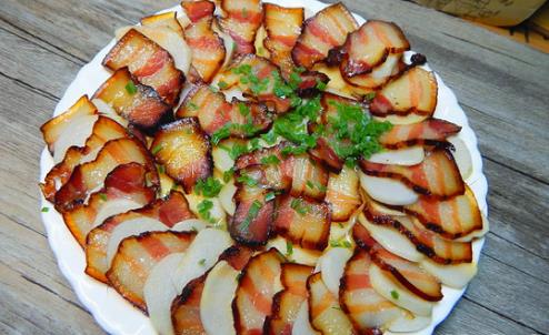 做法超级简单的腊味鲜吃：芋头蒸五花腊肉