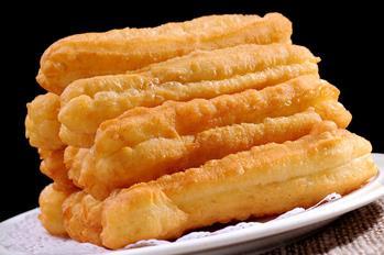 过年期间，在家里炸油条，美味又香酥！