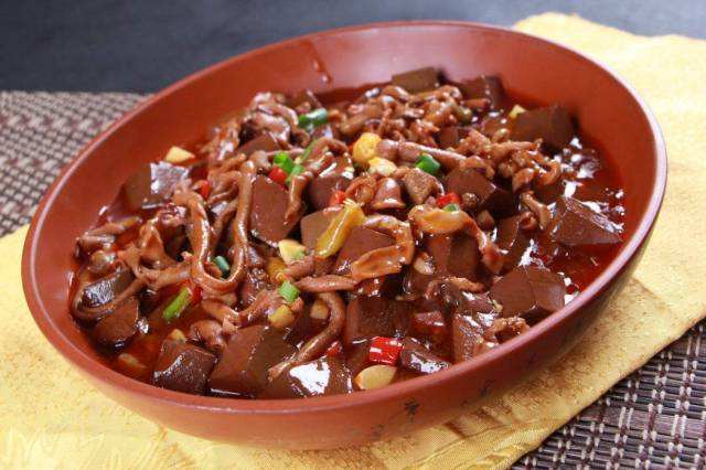 酸香麻辣的酸辣鸭血鸡杂，下酒下饭简直一绝