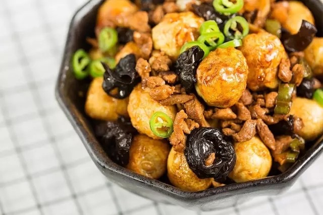 超级下饭又营养全面的家常菜：虎皮鹌鹑单