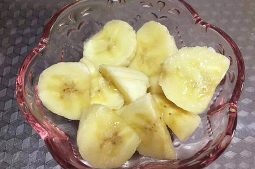 香蕉这样做，酸甜软糯，好吃到一大盘子都不够分的！