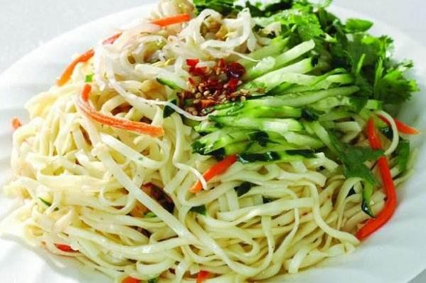 五分钟就能上桌的快手晚饭：酸辣凉拌面