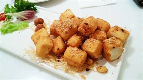 这道椒盐脆皮豆腐，表皮脆脆的，咬开一口，里面嫩滑多汁 