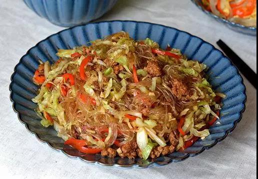 圆白菜肉末炒粉丝，做法超简单，家人都爱吃！