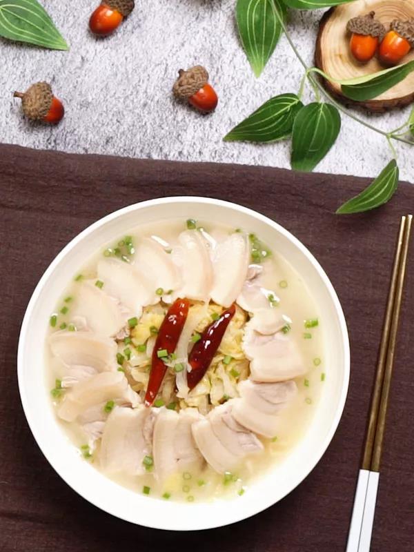 家常酸菜白肉的做法：汤浓肉烂、菜酸入味，令你沉醉其中